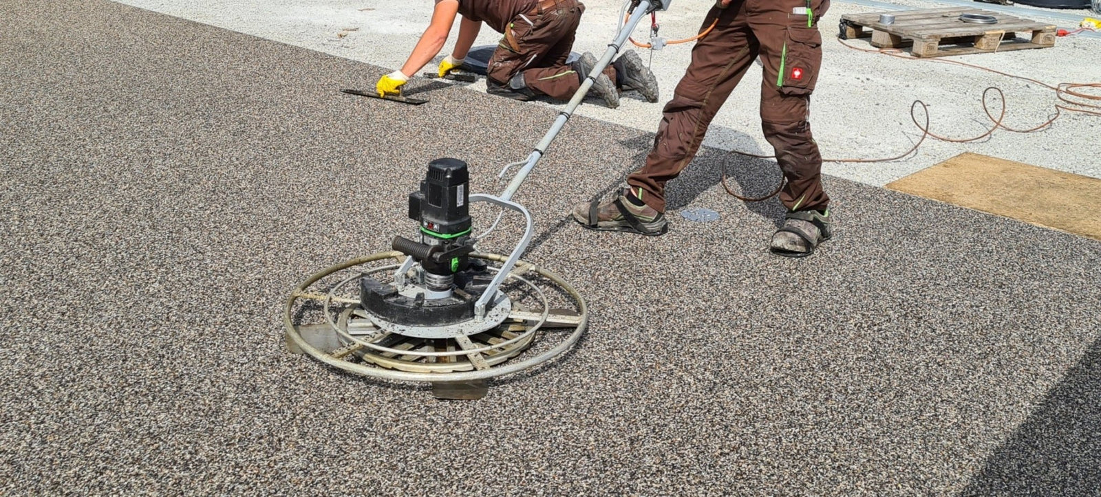 Einfahrt mit PU-Asphalt verlegen: Schritt-für-Schritt-Anleitung - PU-Asphalt Shop